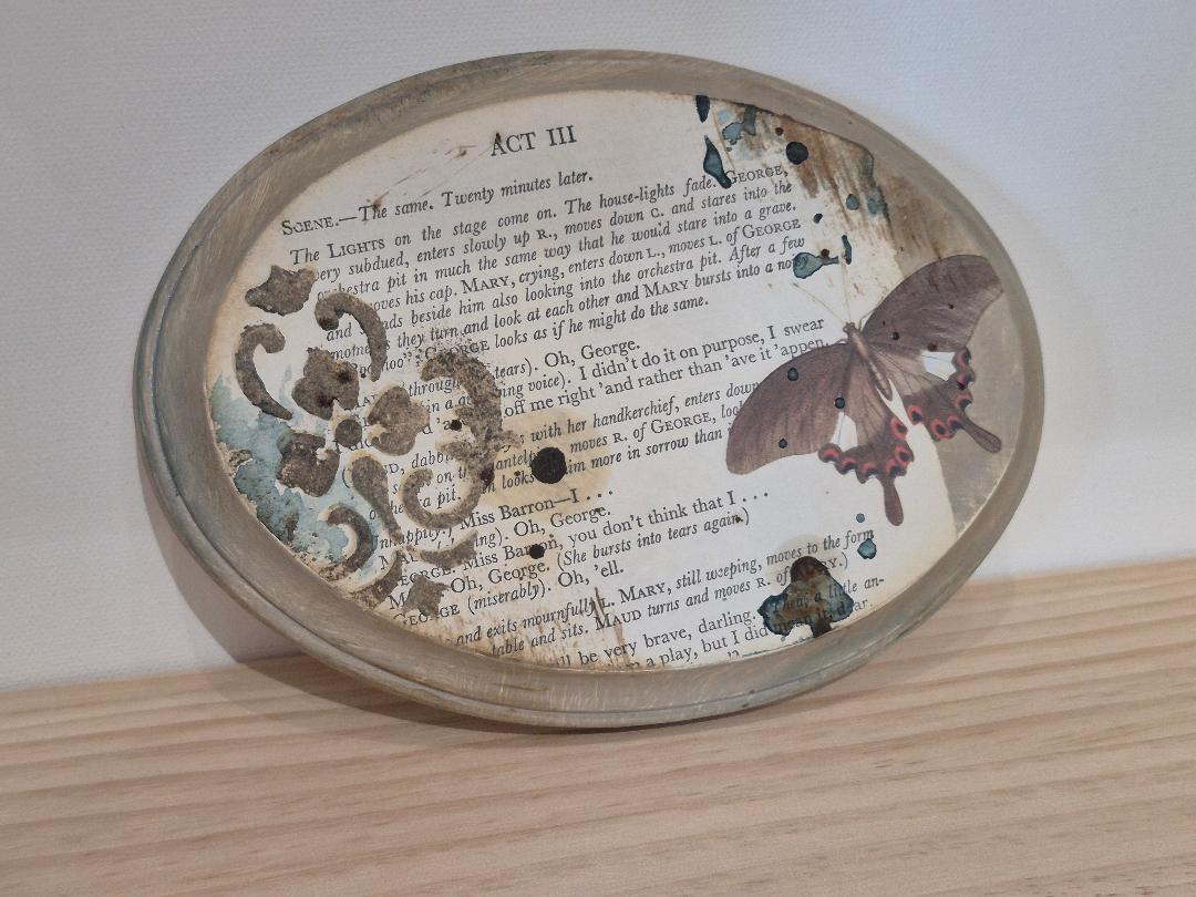 Oval "ACT III" Wall Decor